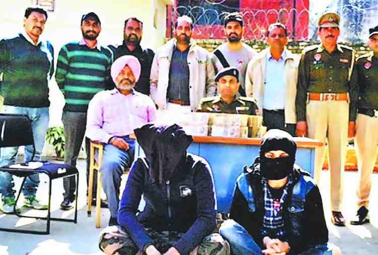 one crore cash money in old currency found in car in mohali of punjab