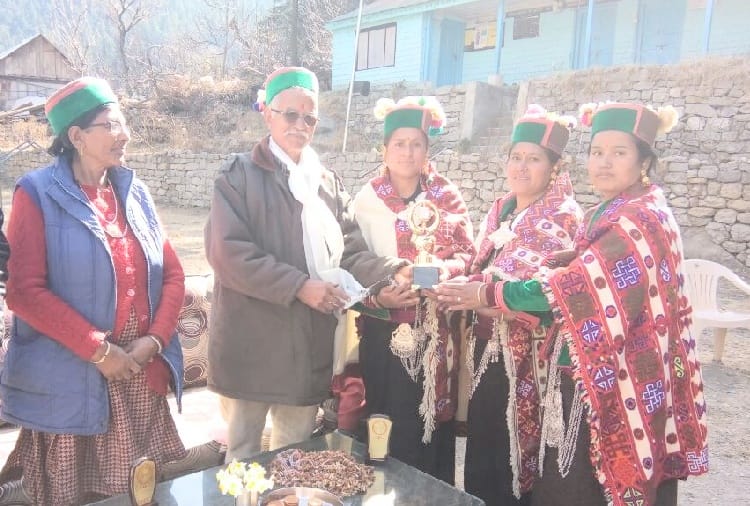 लोक नृत्य में कनाई की महिलाएं प्रथम