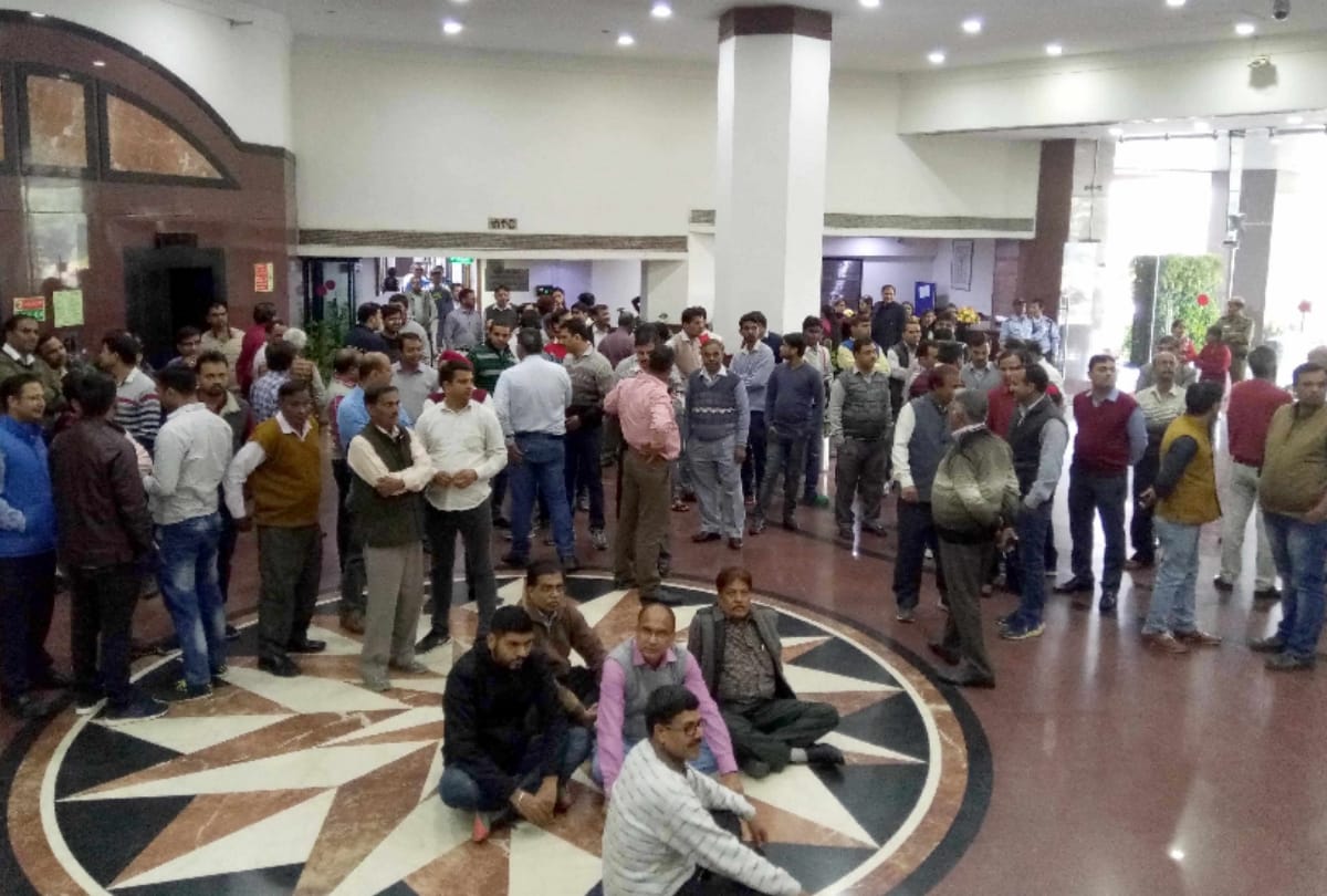 delhi chief secretary assault case filed against aap mlas