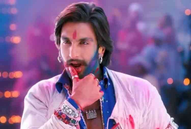 ranveer singh getting close with a girlfriend in a photo of college days goes viral