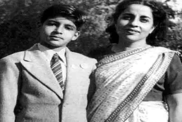when amitabh bachchan was worstly beaten by his mother this was the reason