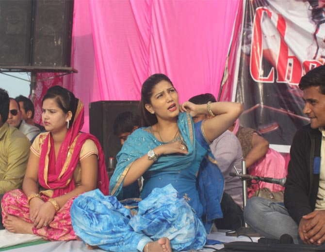 Sapna Chaudhary in Marriage Funnction in Kaithal, Thousand of People Reached to See Dance