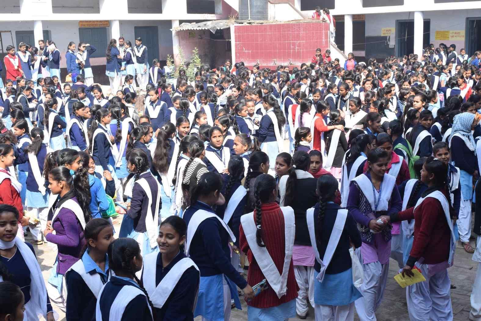 परीक्षा देकर आर्य कन्या इंटर कालेज से निकली छात्राएं