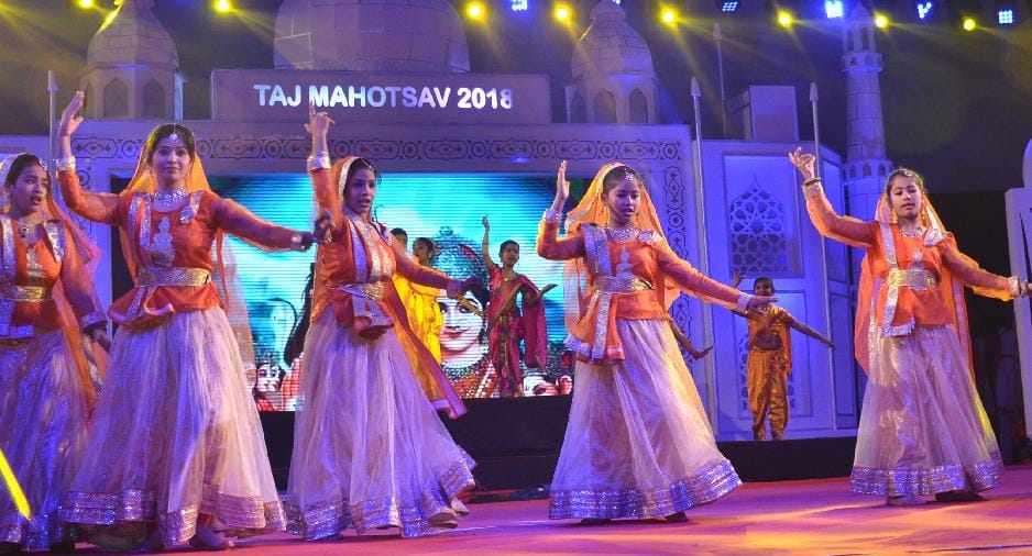 agra malini awasthi performed on taj mahotsav second day