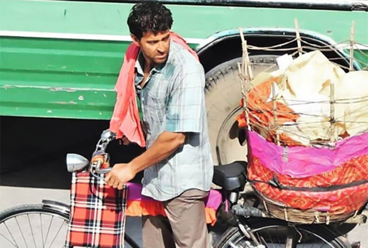 hrithik roshan bollywood superstar turns papad seller for Super 30