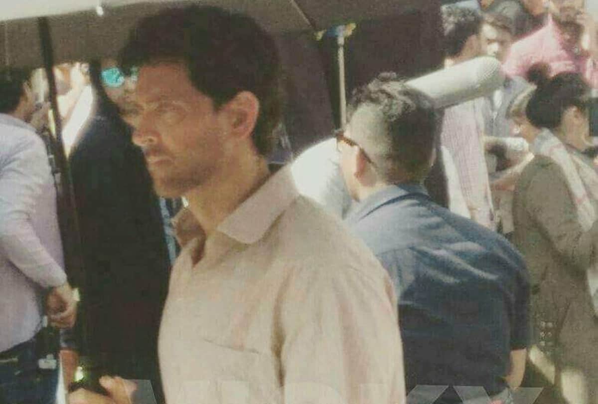 hrithik roshan bollywood superstar turns papad seller for Super 30