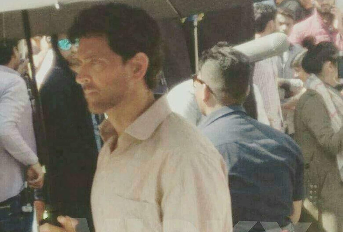 hrithik roshan bollywood superstar turns papad seller for Super 30
