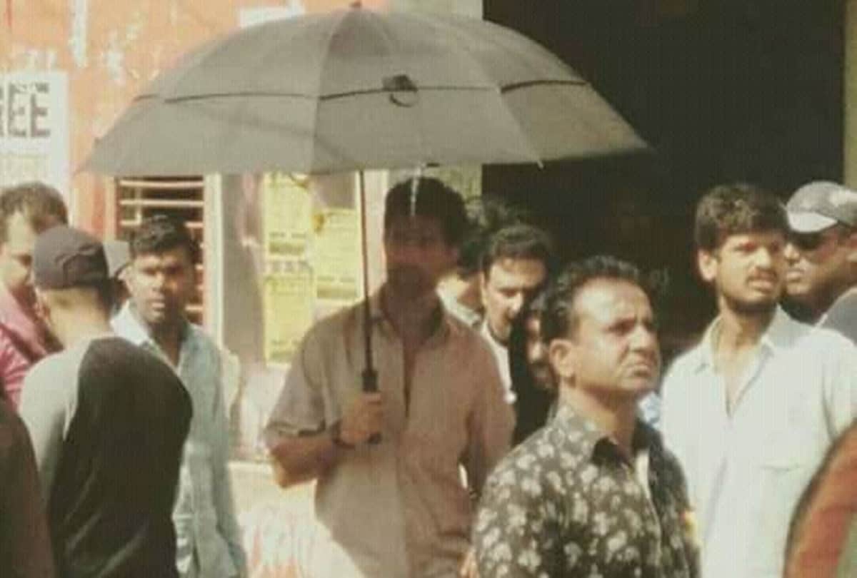 hrithik roshan bollywood superstar turns papad seller for Super 30