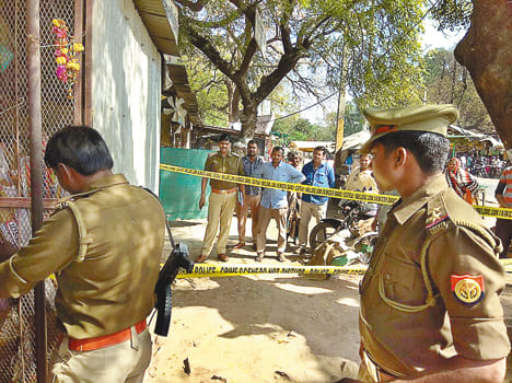 Demanded robbers, two lakhs of goods crossed