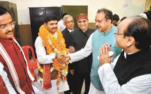 Wreaths on Independent Statue, BJP nominated on foot