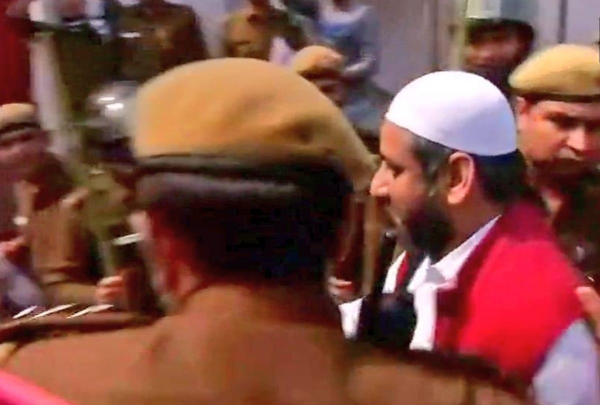 aam admi party mla amanatullah khan was trolled on twitter for wearing skull cap while surrendering