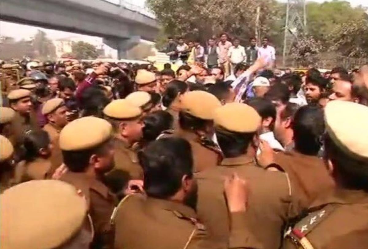 aam admi party mla amanatullah khan was trolled on twitter for wearing skull cap while surrendering