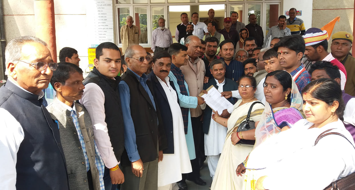 Congressmen croud, submitted memorandum