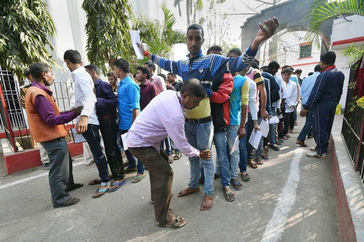 Bihar: After BSEB order Students arrive at examination center in slippers