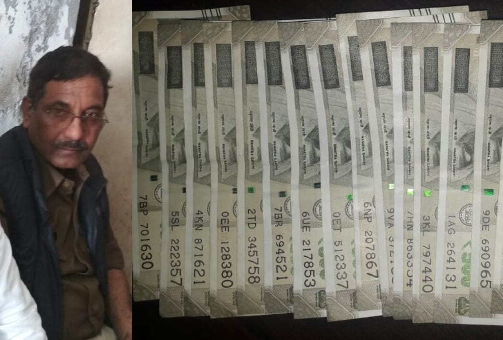 sub inspector caught red handed while taking bribe in   lucknow.