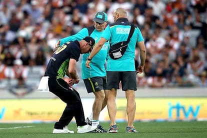 chris lynn suffers dislocated right shoulder 