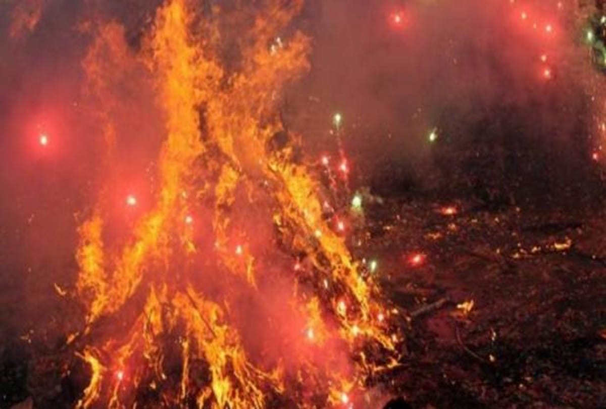 holi 2018 holika dhahan totke 
