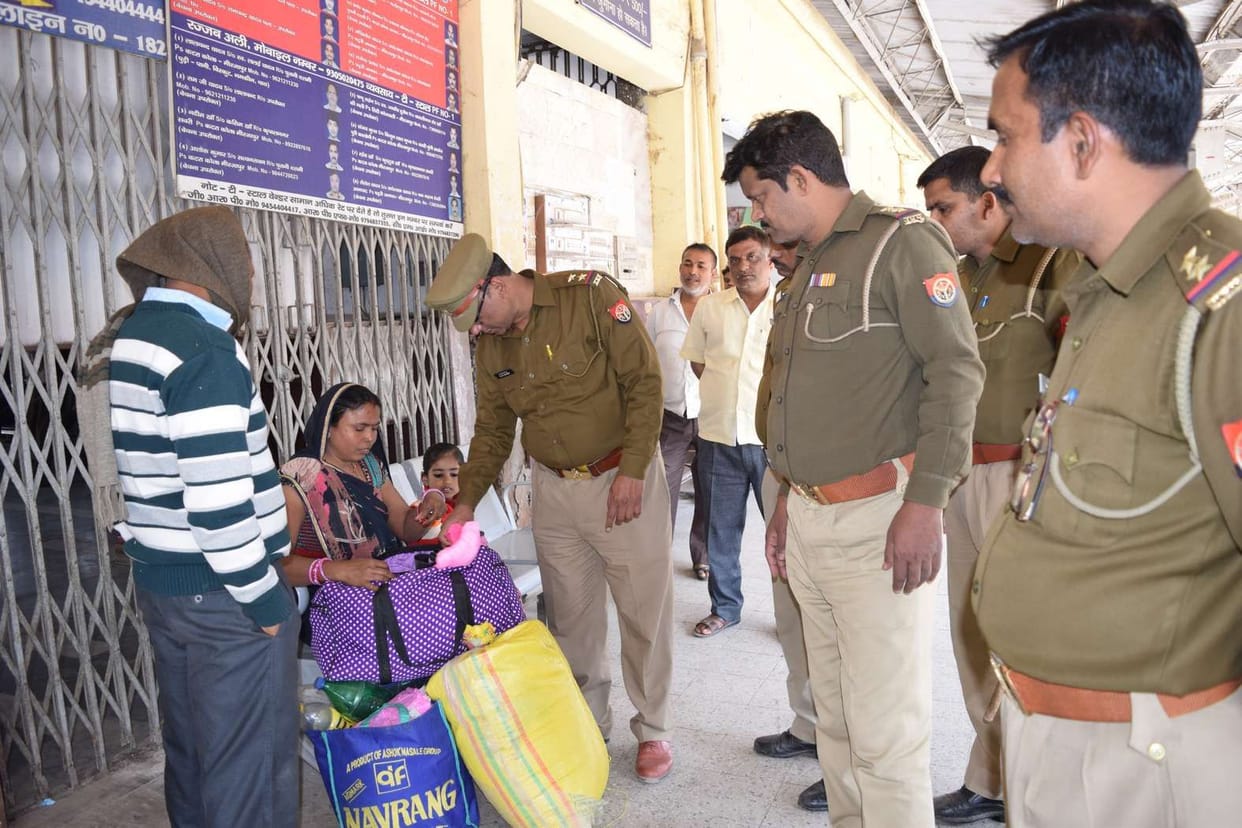 जीआरपी एवं आरपीएफ ने रेलवे स्टेशन एवं ट्रेनों को खंगाला