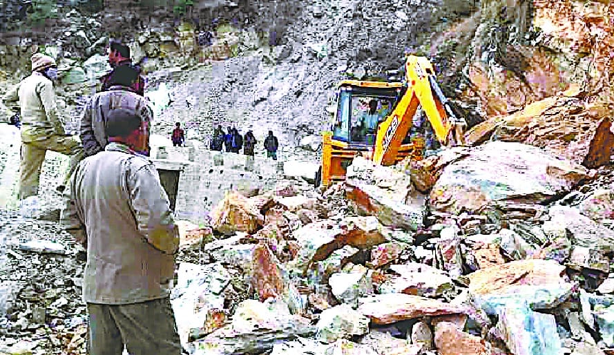 Pithauragarh-Tawaghat NH remained closed for one hour