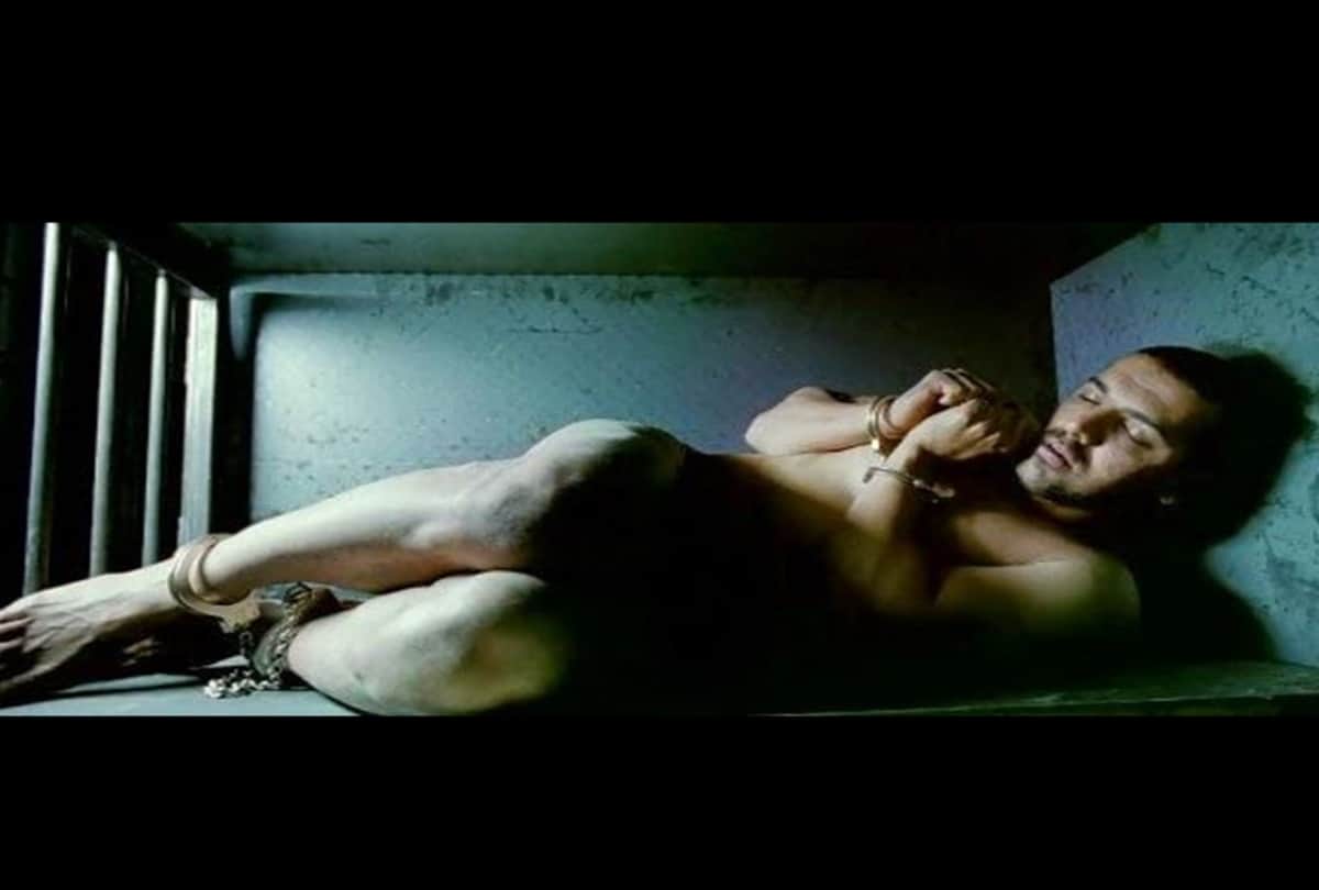 Tiger shroff strips for baaghi 2, Here  is complete list of bollywood actors who dared this