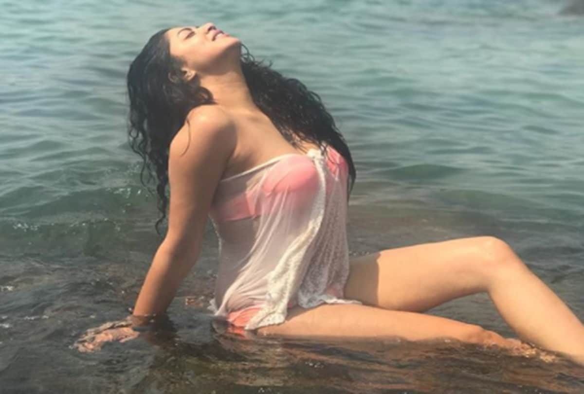 FIR fame TV actress Kavita Kaushik Shares bikini pictures