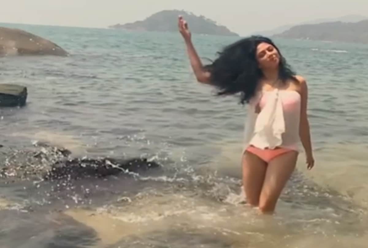 FIR fame TV actress Kavita Kaushik Shares bikini pictures