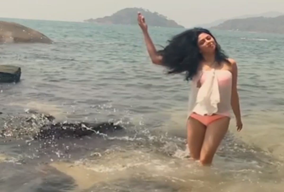 FIR fame TV actress Kavita Kaushik Shares bikini pictures