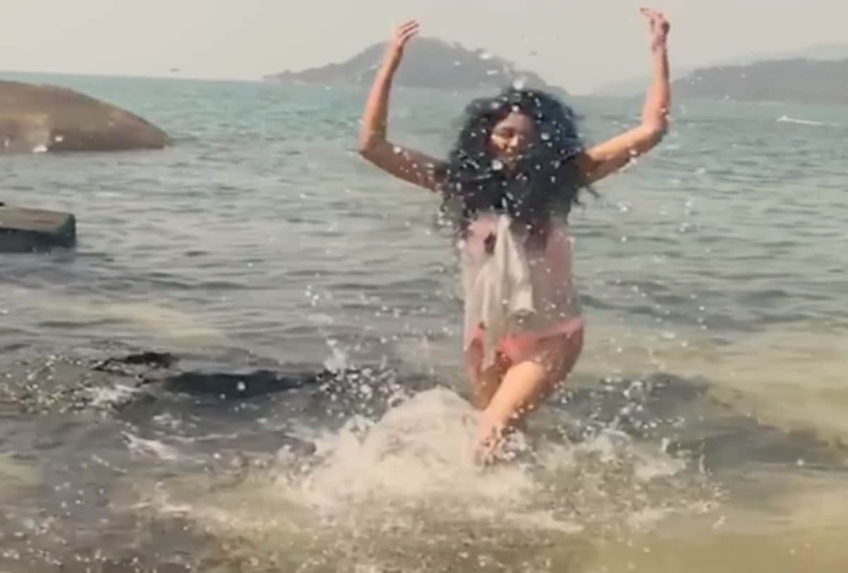 FIR fame TV actress Kavita Kaushik Shares bikini pictures