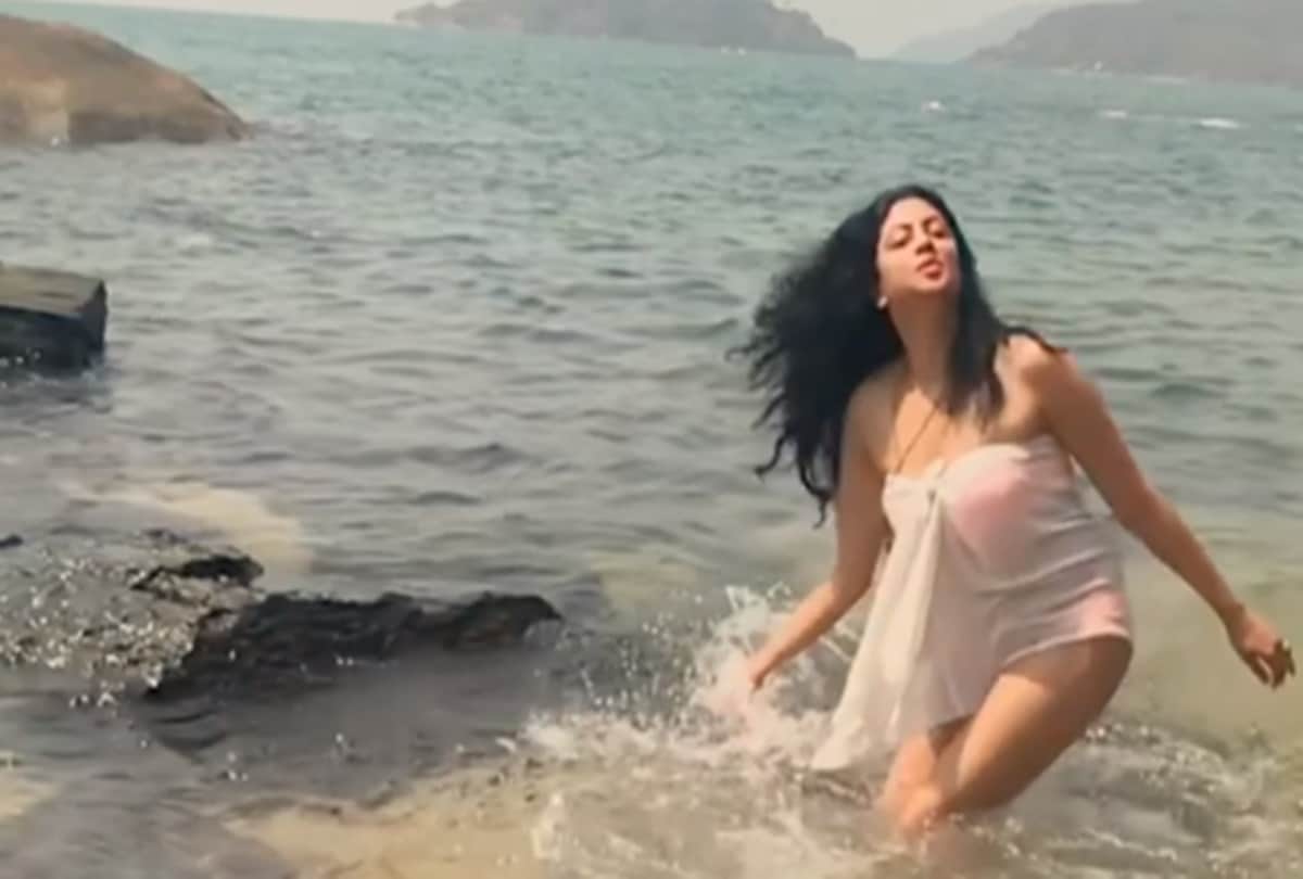 FIR fame TV actress Kavita Kaushik Shares bikini pictures