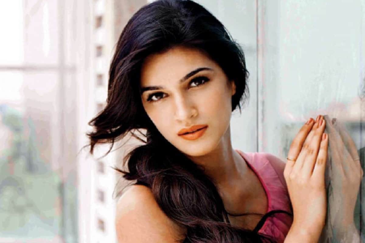 Kriti Sanon bags important role of a shooter in film Womaniya against Taapsee pannu  