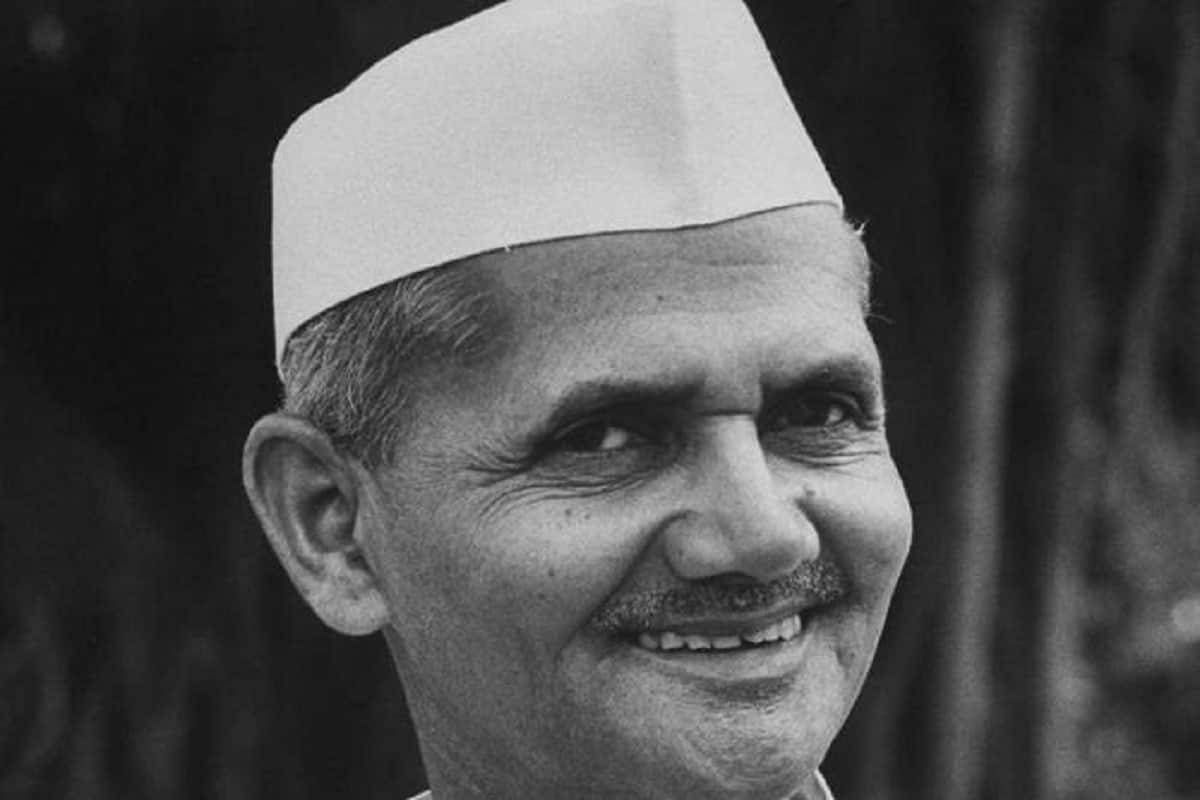 When Lal Bahadur Shastri asked to Kuldip Nayar who is Meena Kumari