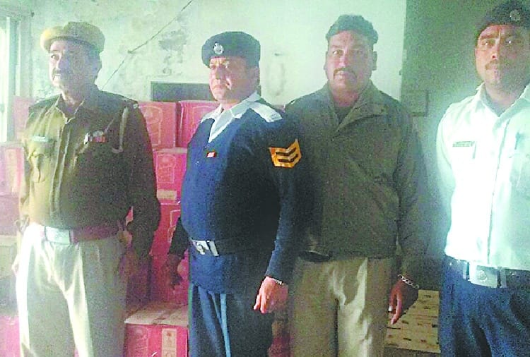 शराब के साथ दो गाड़ियां जब्त, आरोपी फरार