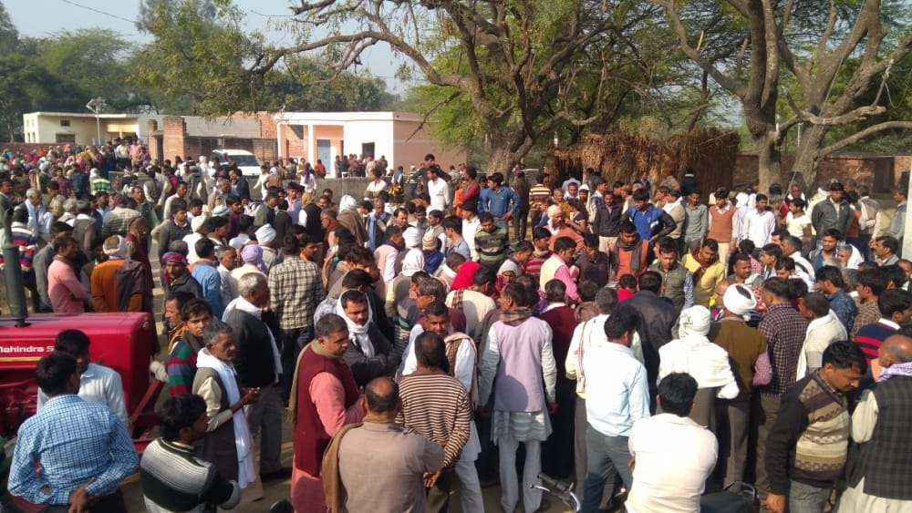 mainpuri three man died after bike collide with truck