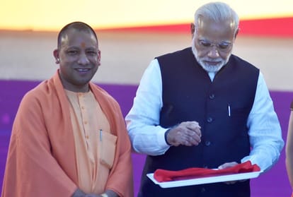 pm modi delivered political message from the dias of up investors summit.