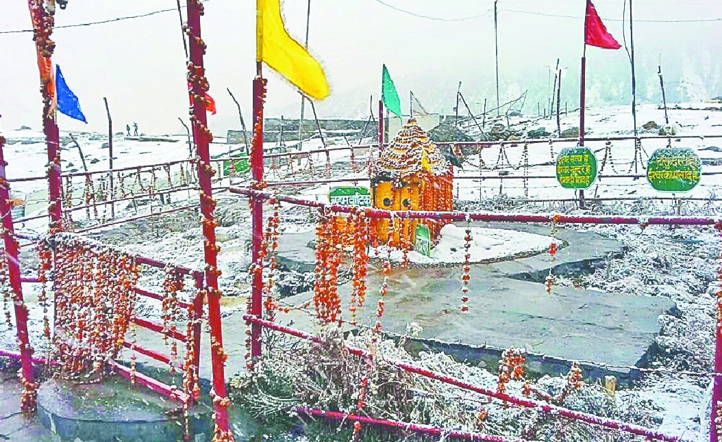 Snowfall in badrinath kedarnath and mountain area