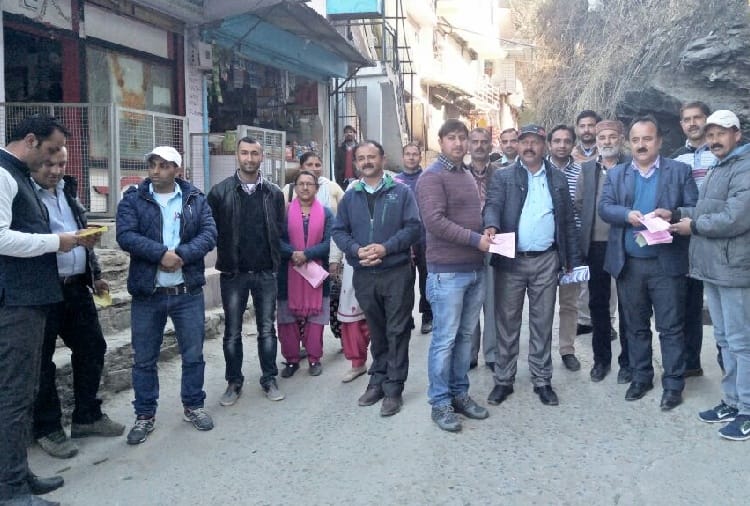 सरकारी स्कूलों में दाखिले के लिए सड़क पर उतरे शिक्षक