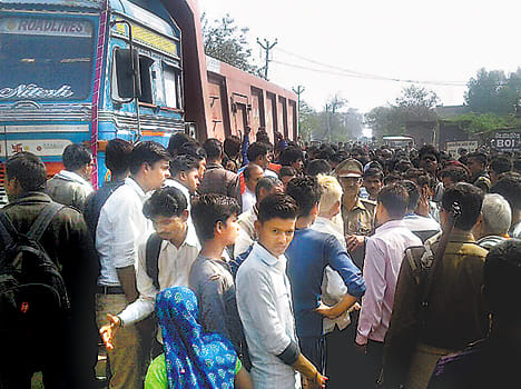 truck ruined the student,villagers block the road