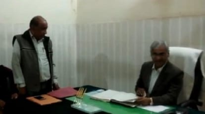 Uttar pradesh's Saharanpur District Magistrate threatens Panchayat executive officer