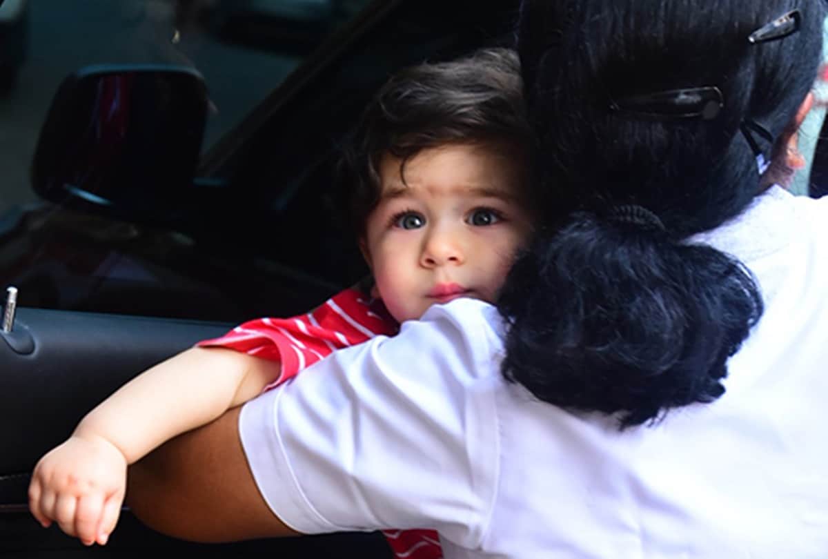 taimur ali khan tries the pout like her mom kareena kapoor
