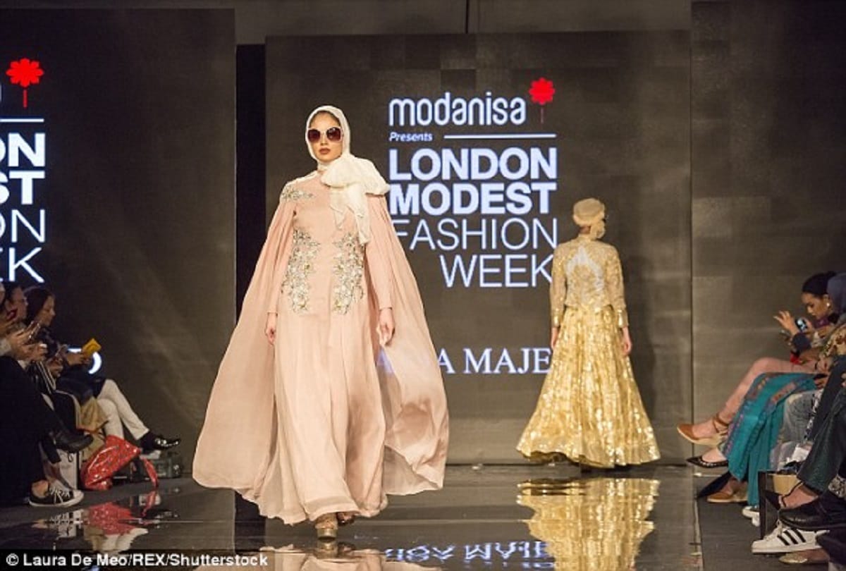 actress lindsay lohan wears hijab at london fashion show