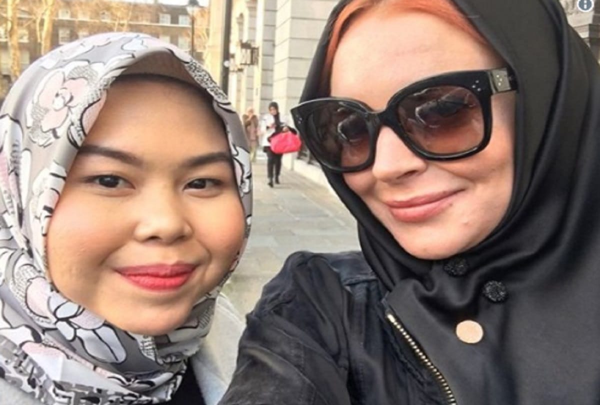 actress lindsay lohan wears hijab at london fashion show