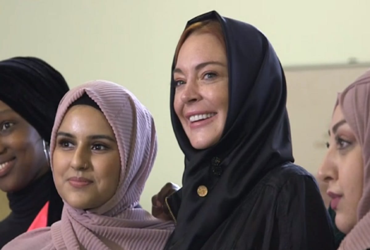 actress lindsay lohan wears hijab at london fashion show