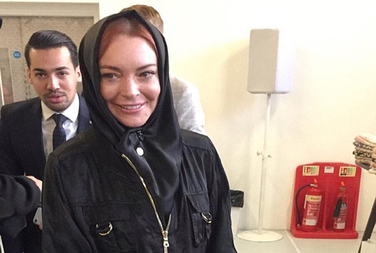 actress lindsay lohan wears hijab at london fashion show