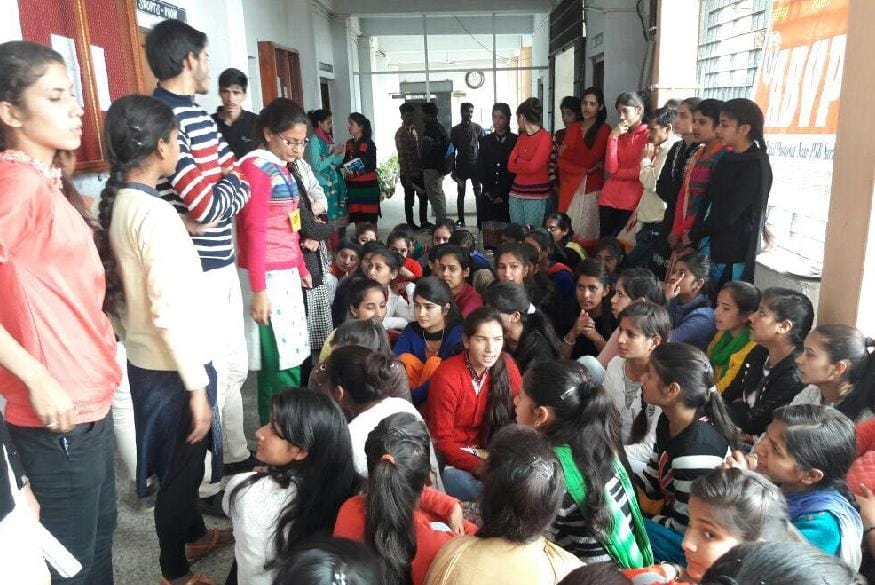 सरकाघाट में प्रदर्शन के बाद भूख हड़ताल पर डटे एबीवीपी कार्यकर्ता