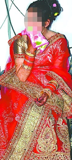 The procession took place on the door, the police picked up the bride