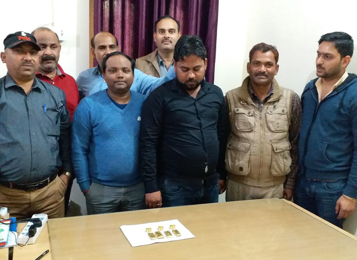 1 kg gold man arrested
