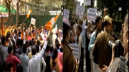 Bjp and aam admi party protest against each other in new delhi