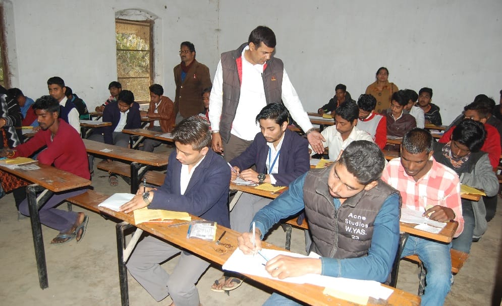 UP Board : टोपी में ब्लूटूथ छिपाए नकल करता एक और छात्र पकड़ा गया