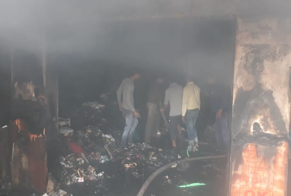 fire in garments shop, three injured
