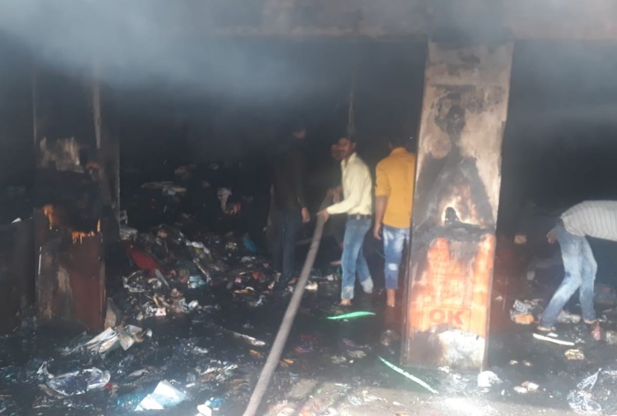 fire in garments shop, three injured